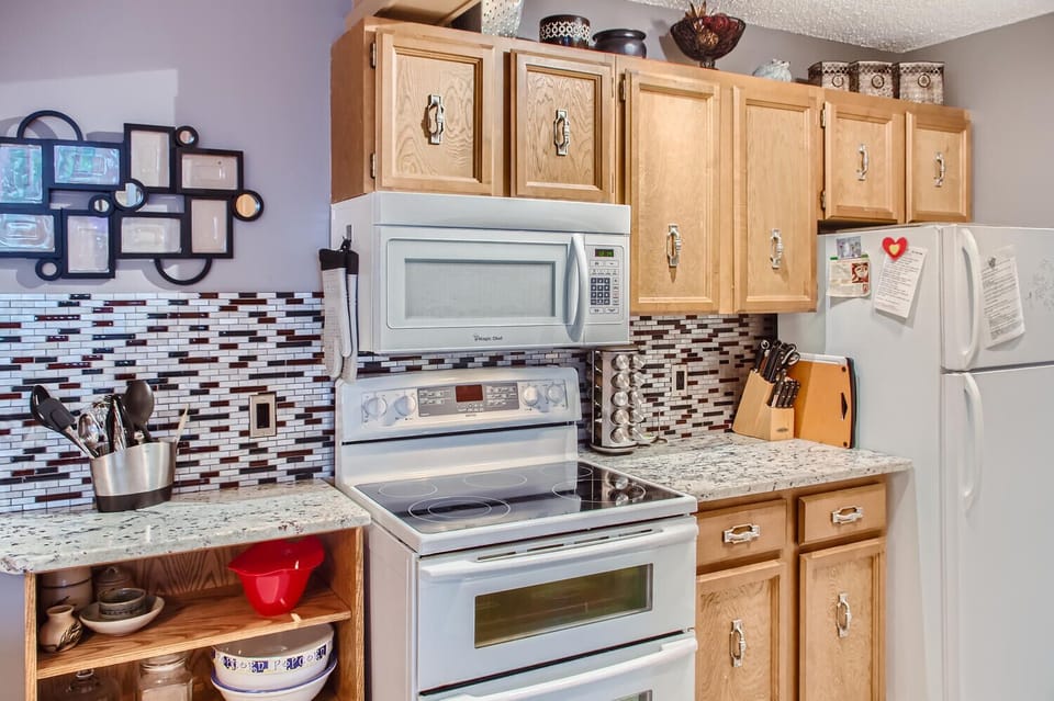 Condo | Private kitchen | Coffee/tea maker, full-size fridge, microwave, oven