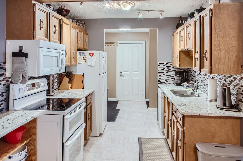 Condo | Private kitchen | Coffee/tea maker, full-size fridge, microwave, oven