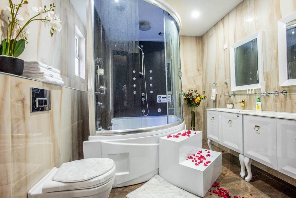 Luxury Double Room | Bathroom | Shower, rainfall showerhead, free toiletries, bidet