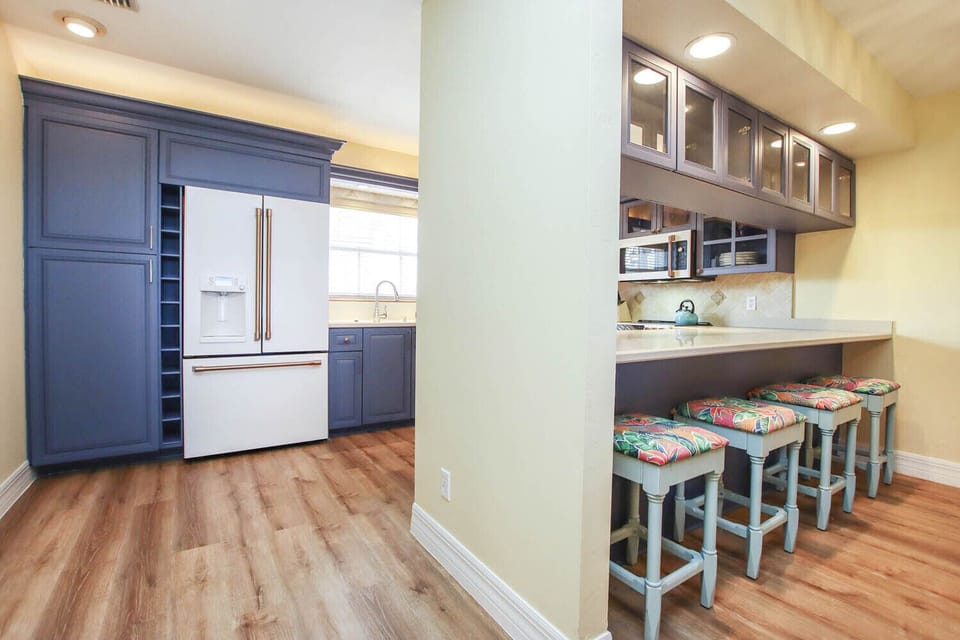 Breakfast bar and kitchen