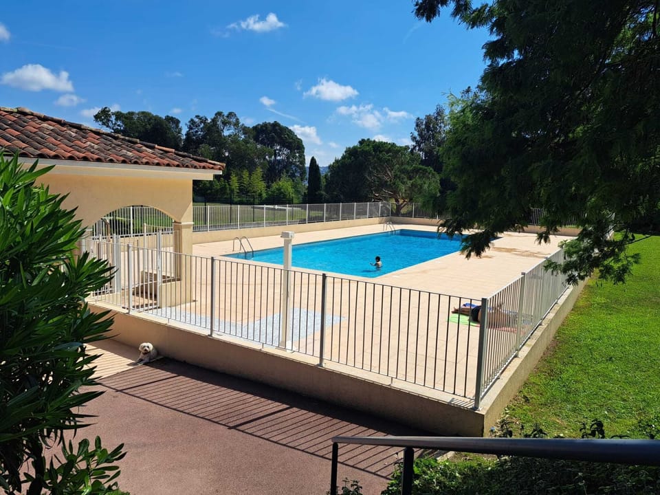 Residence communal pool