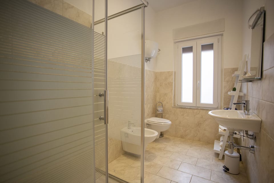Deluxe Quadruple Room | Bathroom | Shower, free toiletries, hair dryer, bidet