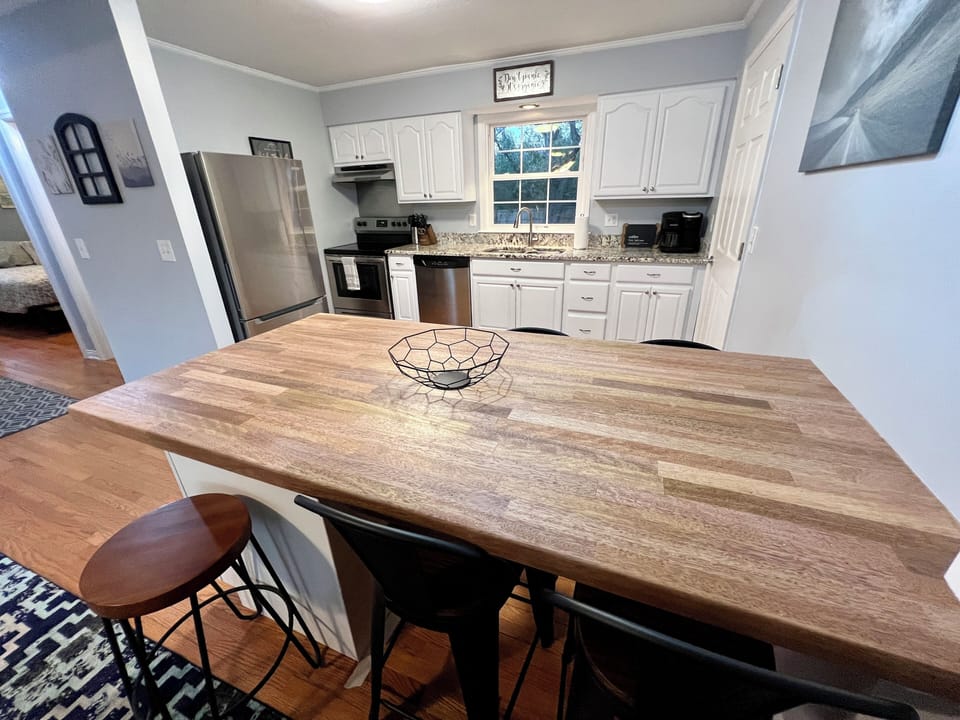 Dinning Table/Island (1)