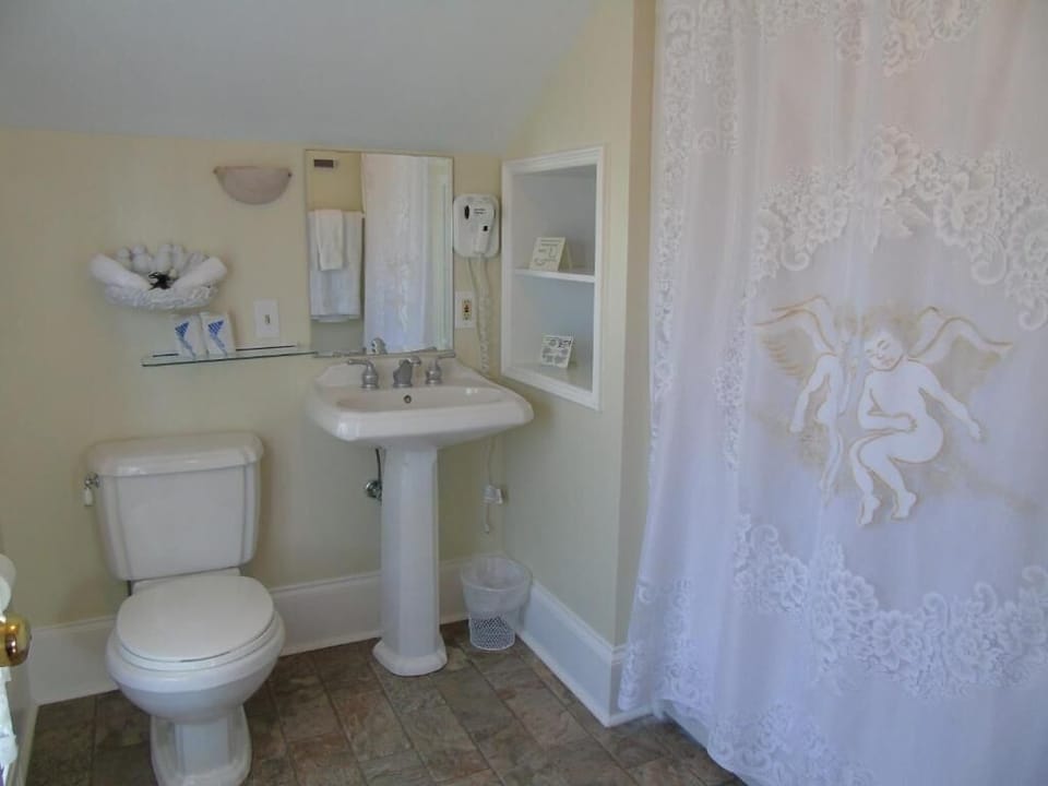 Deluxe Double Room | Bathroom | Bathtub, slippers, towels, toilet paper