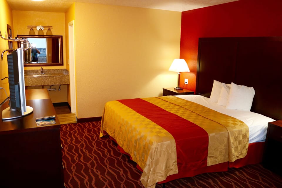 Standard Room, 1 King Bed, Non Smoking | Desk, free WiFi, bed sheets