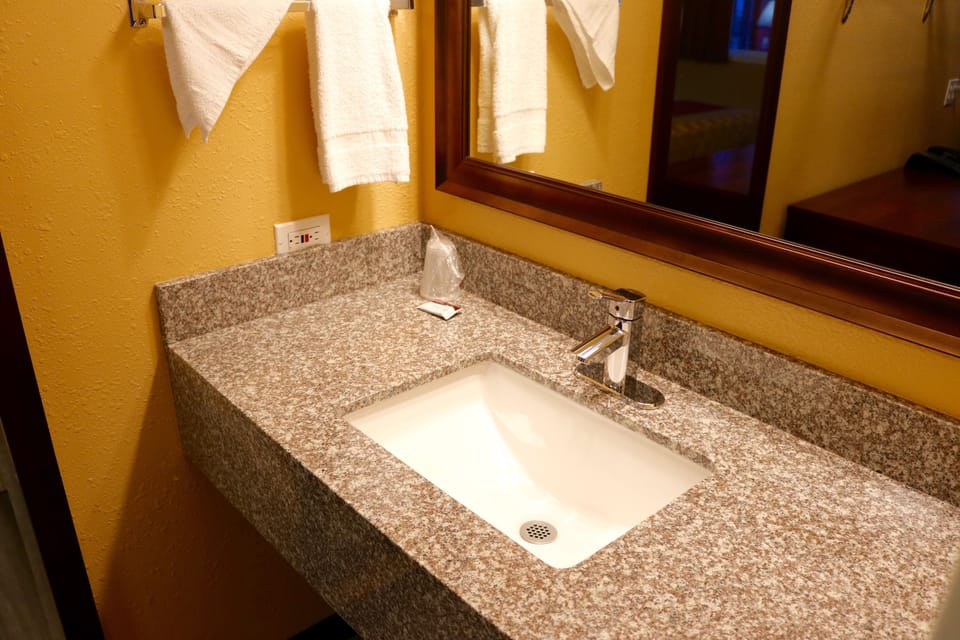 Combined shower/tub, free toiletries, hair dryer, towels