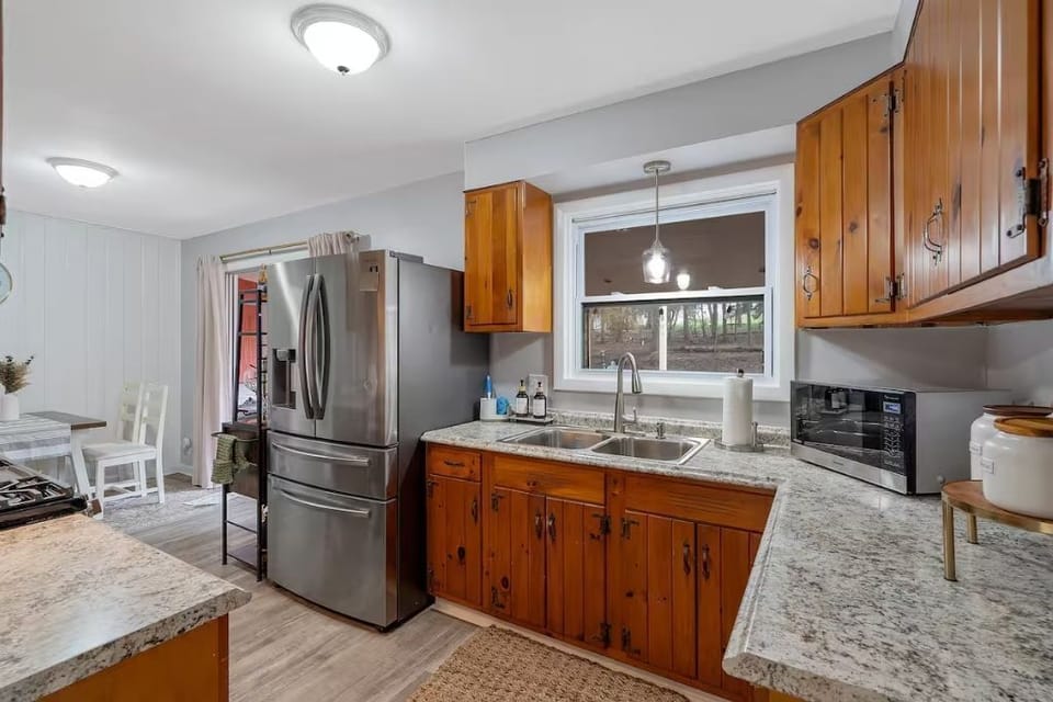 Fully equipped kitchen for those wanting to entertain.