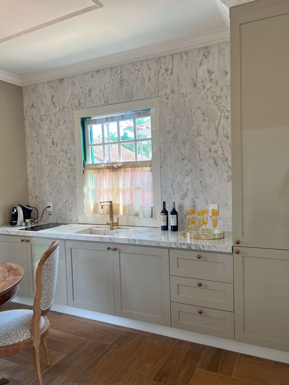 CASA VERDE E BRANCA COMPLETA 1 SUITE | Living area | 55-inch LCD TV with digital channels, Netflix, streaming services