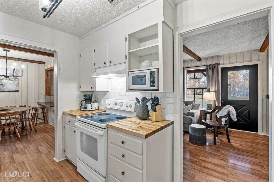 The full kitchen is light & airy.