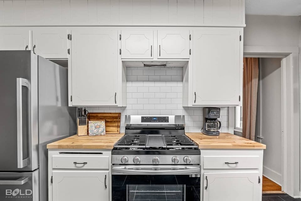 Gas cooktop with griddle