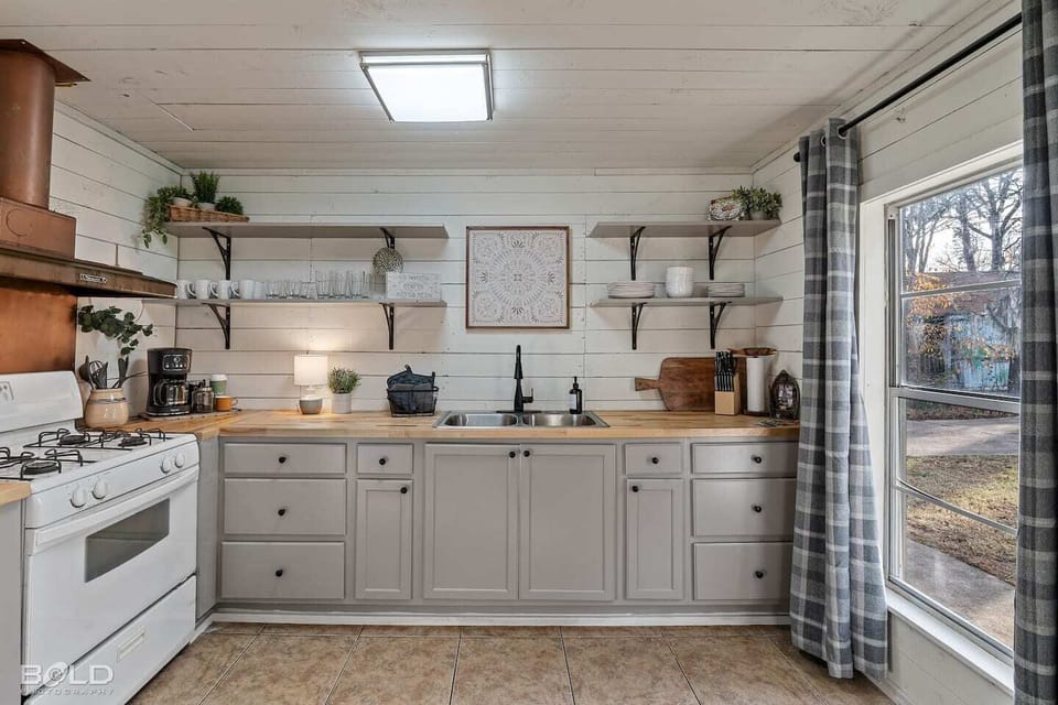 Airy cottage kitchen, perfect for relaxed, easy meal prep