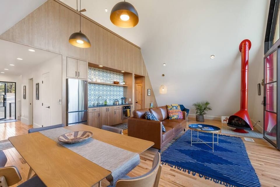 Spacious living area (1)