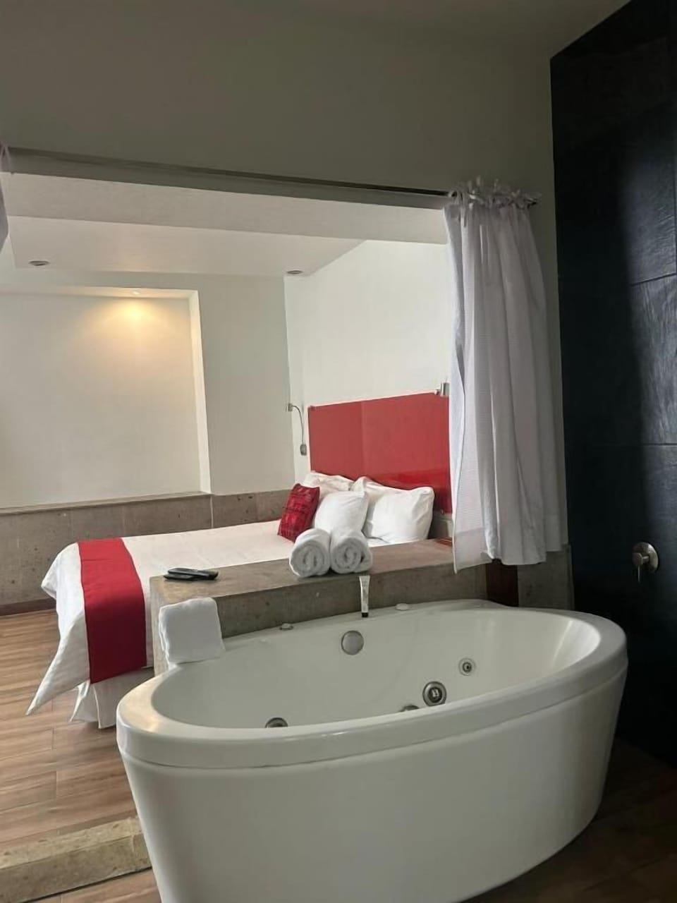 Master Suite Room | Private spa tub