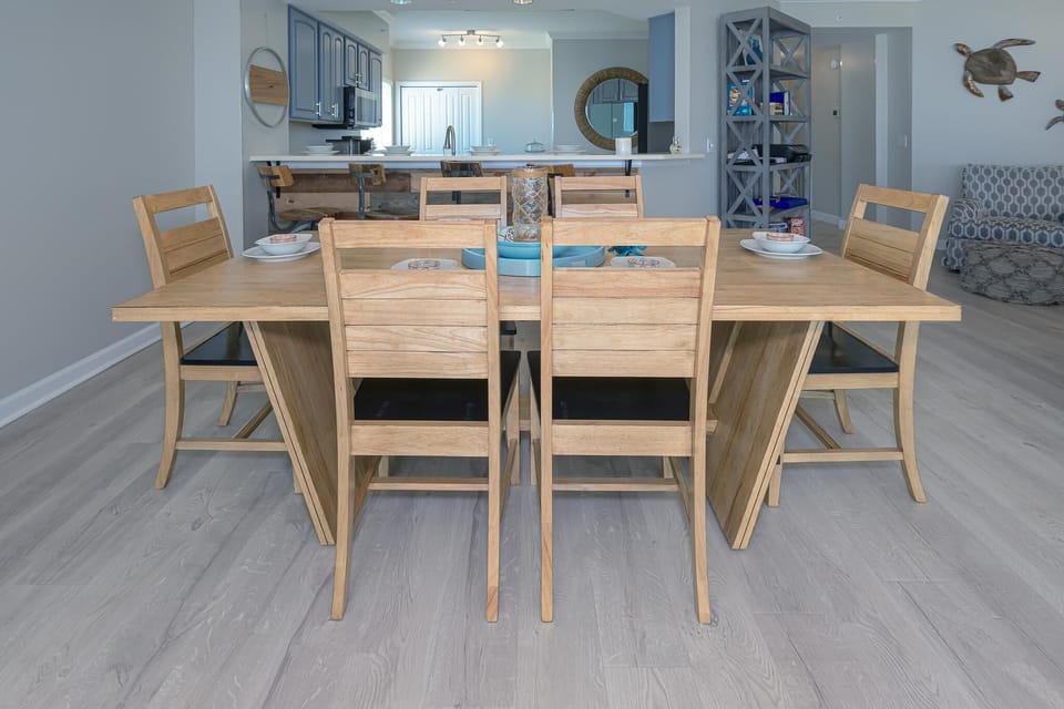 Formal dining area that seats up to 6!
