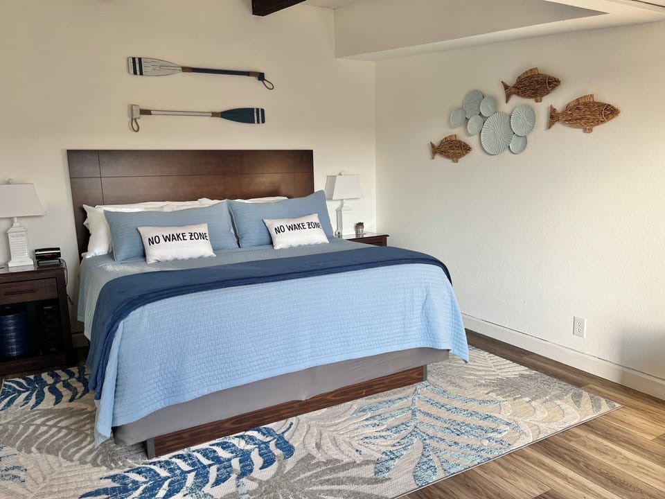 King Bed with upgraded 4" memory foam topper. 100% Cotton Sheets!  