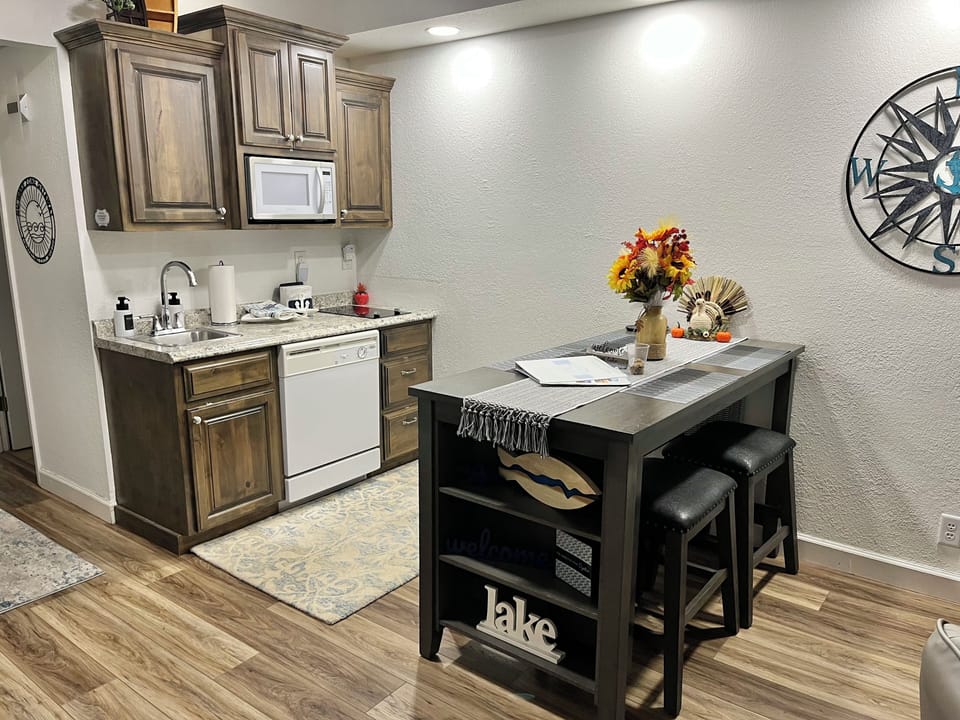 Seating for 4, dishwasher, microwave.