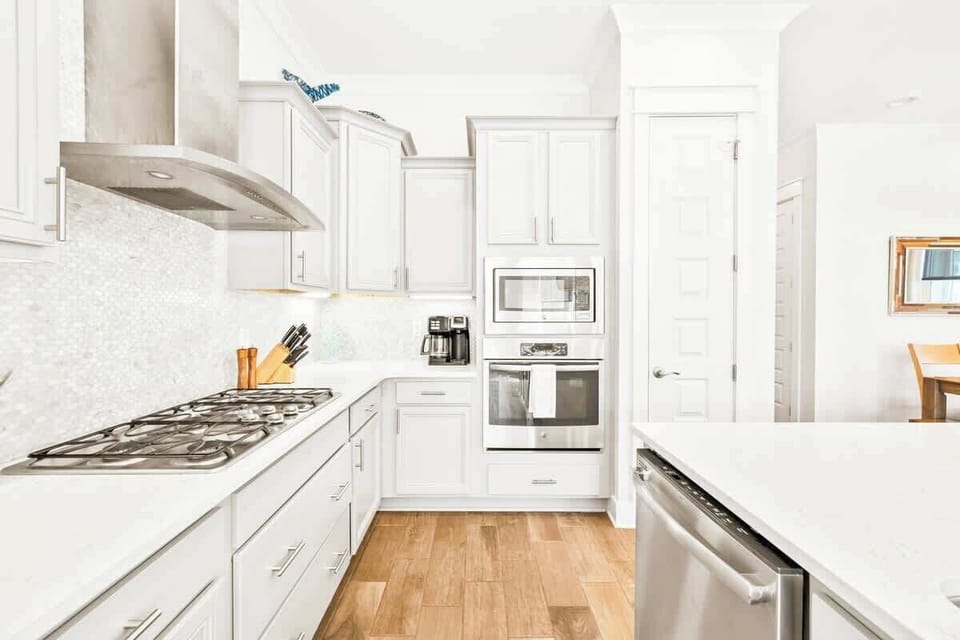 Gourmet kitchen is perfect for cooking!