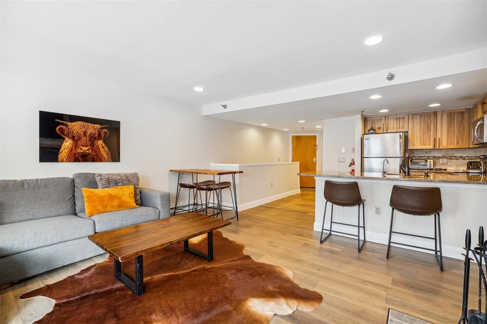 Modern finishes, cozy textures, and mountain-inspired décor create a clean and welcoming retreat.