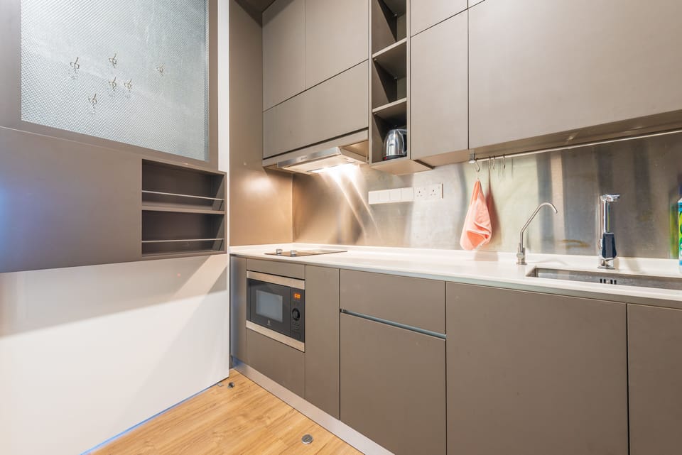 Deluxe Studio | Private kitchen | Fridge, microwave, cookware/dishes/utensils, cleaning supplies