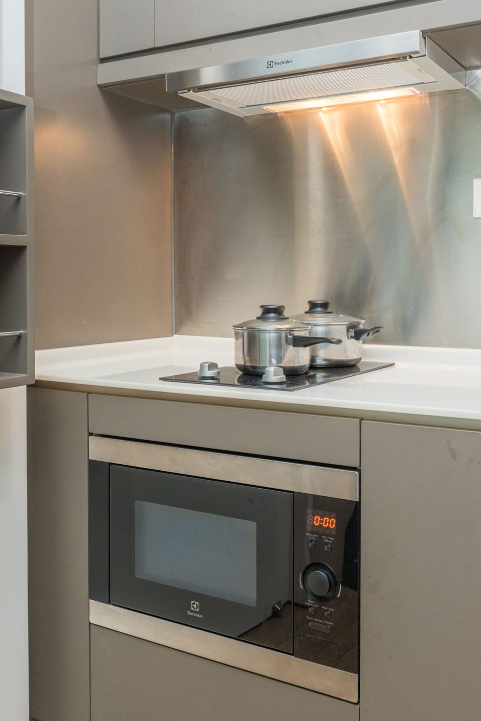 Deluxe Studio | Private kitchen | Fridge, microwave, cookware/dishes/utensils, cleaning supplies