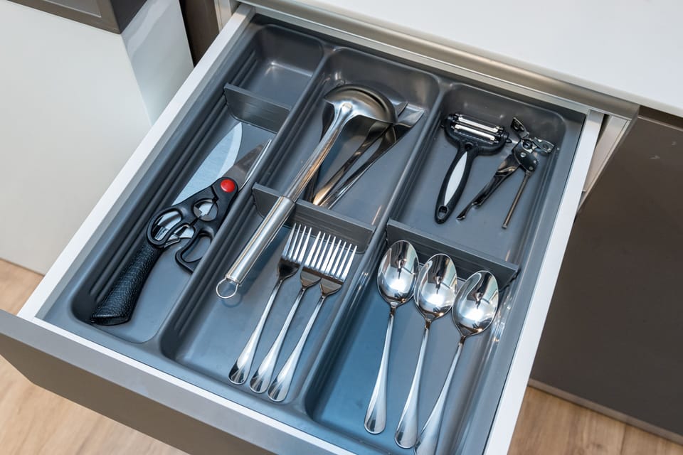 Deluxe Studio | Private kitchen | Fridge, microwave, cookware/dishes/utensils, cleaning supplies