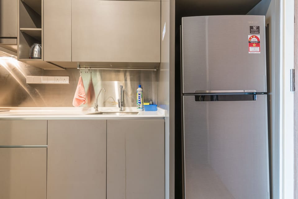 Deluxe Studio | Private kitchen | Fridge, microwave, cookware/dishes/utensils, cleaning supplies