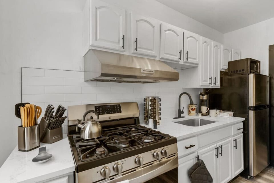 🍳 Gourmet Kitchen – Unleash your culinary creativity with high-end appliances, sleek finishes, and modern style!