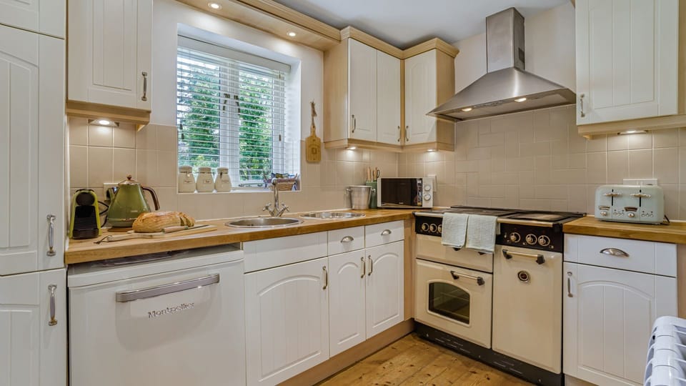 The kitchen has everything you need for a fantastic break, with the bonus of a stylish range cooker