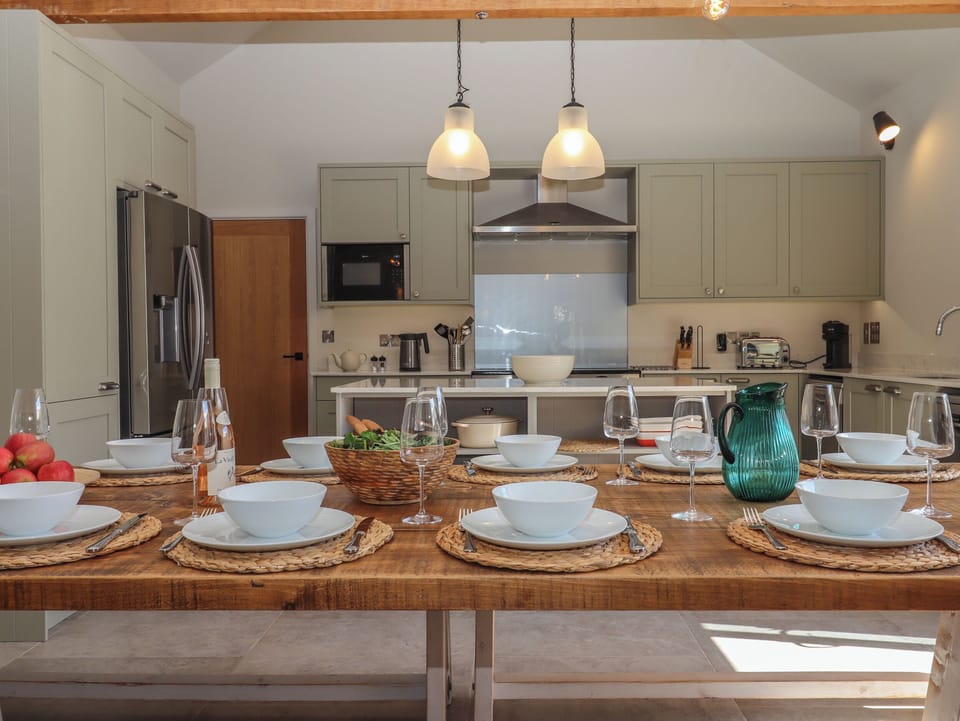 Cottage | Private kitchen | Dishwasher, electric kettle, toaster, cookware/dishes/utensils