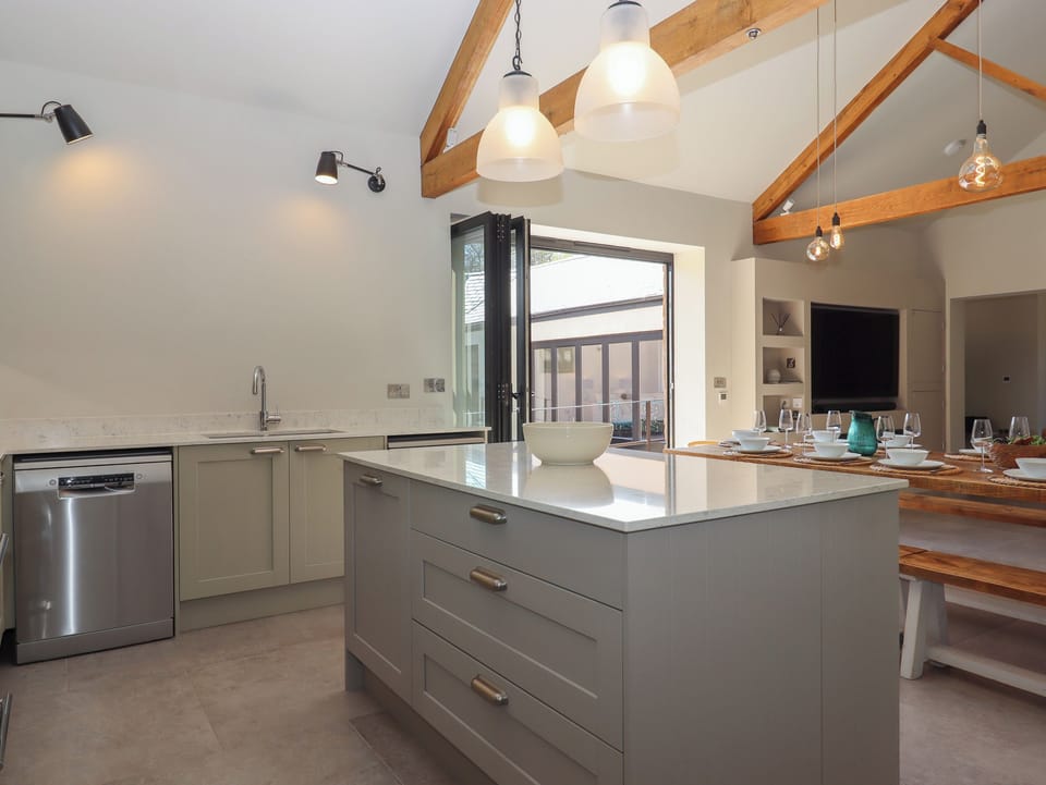 Cottage | Private kitchen | Dishwasher, electric kettle, toaster, cookware/dishes/utensils