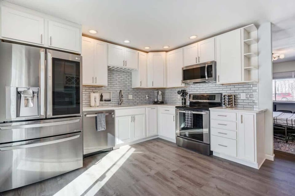 Modern Comforts Await in Our Fully Equipped Kitchen! Every Amenity You Need for Your Stay, Tailored for the Perfect Guest