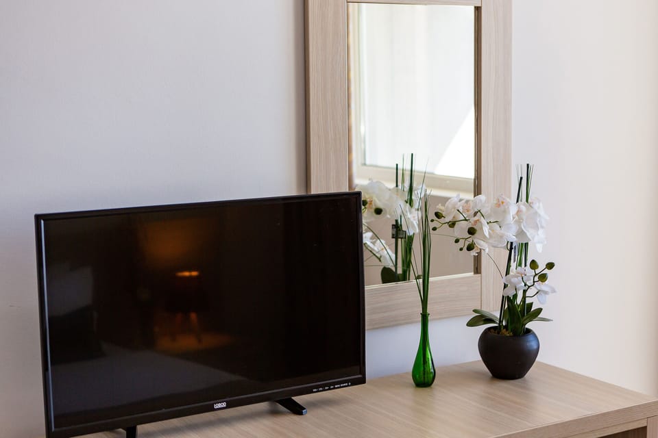 Standard Suite | Desk, soundproofing, free WiFi, bed sheets