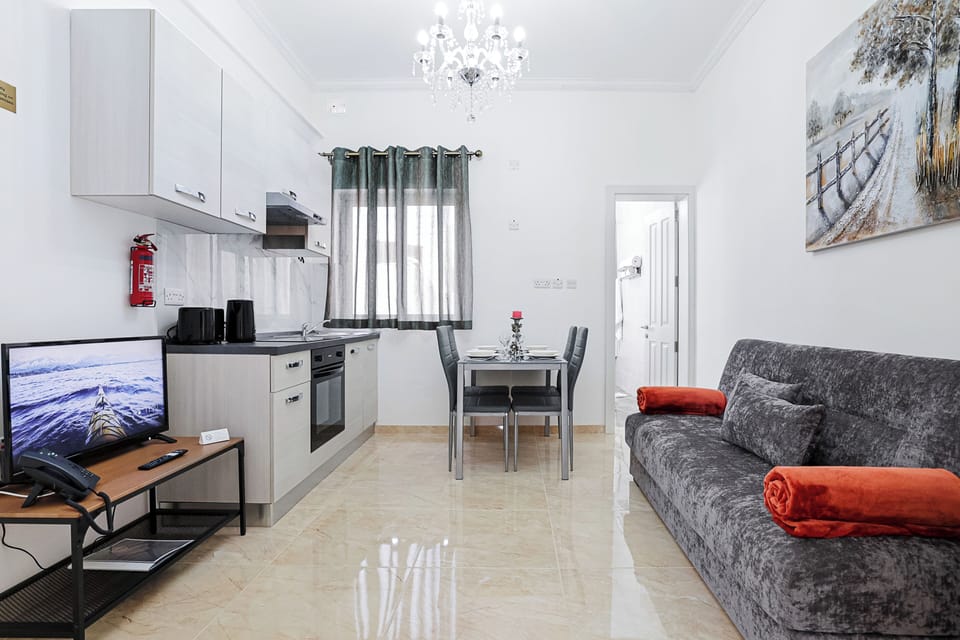 Apartment 3 | Private kitchen | Full-size fridge, microwave, oven, stovetop