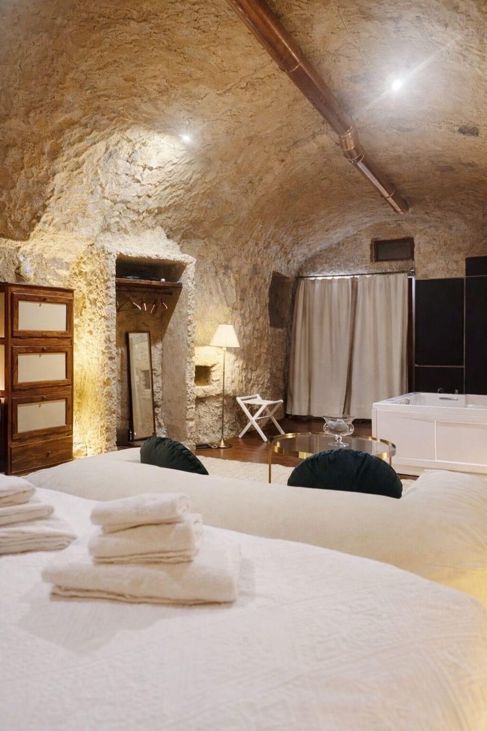 Romantic Suite | Premium bedding, down comforters, in-room safe, iron/ironing board