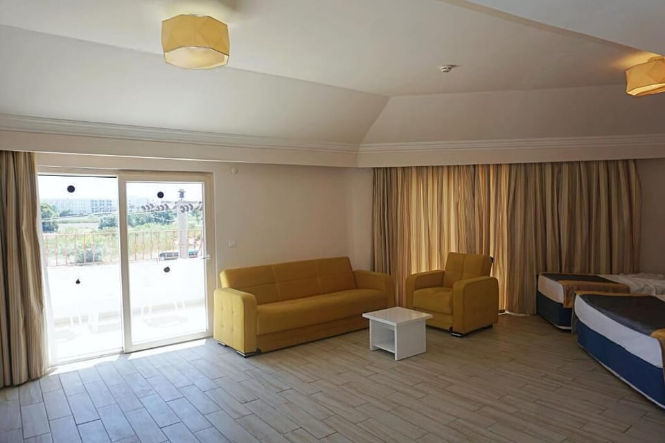 Standard Room, Garden View | Minibar, in-room safe, desk, cribs (free)