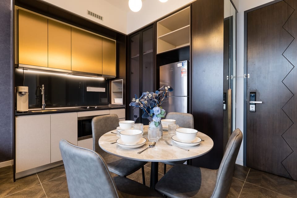 Deluxe Apartment | Private kitchen | Fridge, microwave, electric kettle, rice cooker