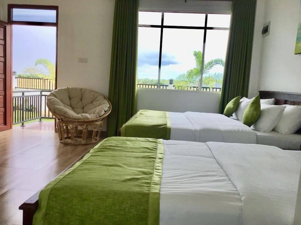 Deluxe Triple Room | Desk, laptop workspace, soundproofing, iron/ironing board