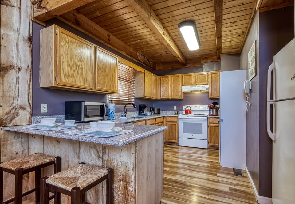 Cabin in Pigeon Forge "Autumn Colors" - Bar top and fully furnished kitchen