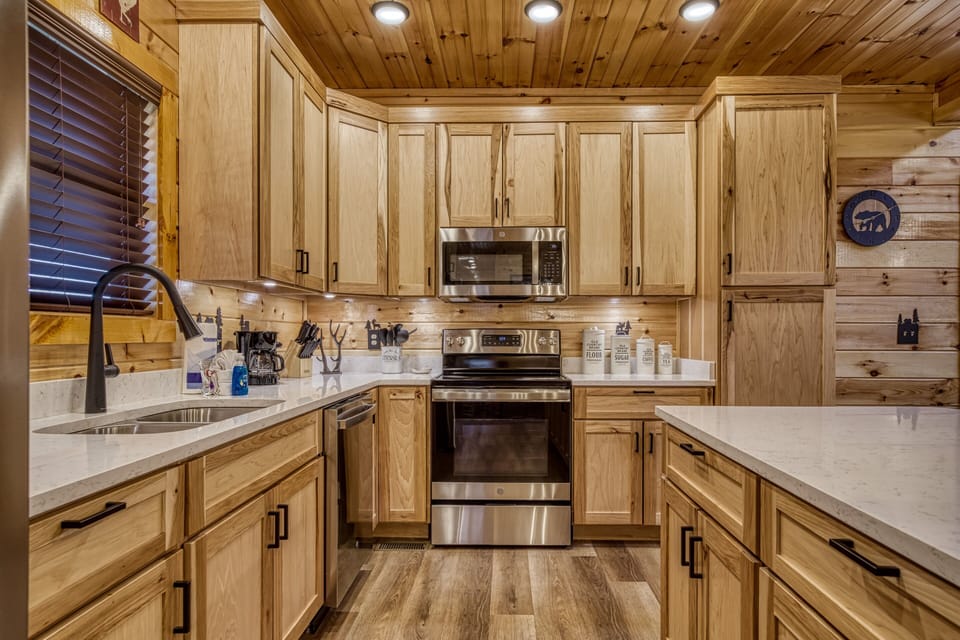 Smoky Mountain Cabin "Cozy Cub Cabin" - Fully furnished kitchen with stainless steel appliances and granite countertops