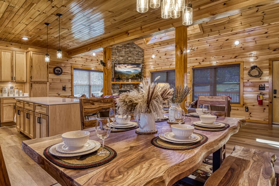 Cabin in Pigeon Forge "Cozy Cub Cabin" - Dining table and living room