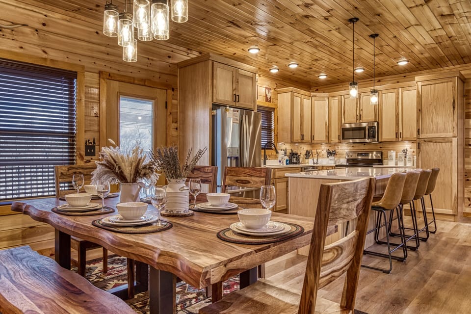 Cabin in the Smokies "Cozy Cub Cabin" - Dining area and fully furnished kitchen