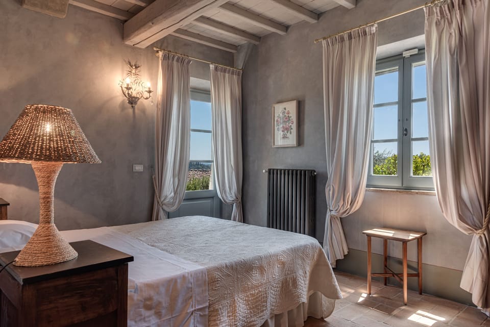 Romantic Cottage | Minibar, individually decorated, individually furnished, blackout drapes