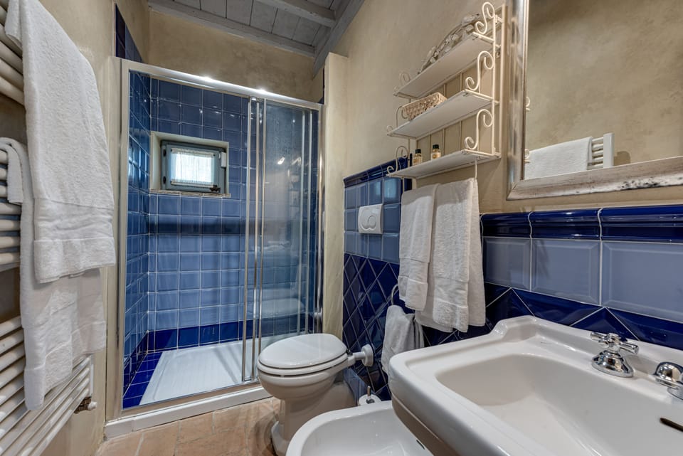 Romantic Cottage | Bathroom | Hair dryer, bidet, towels, soap