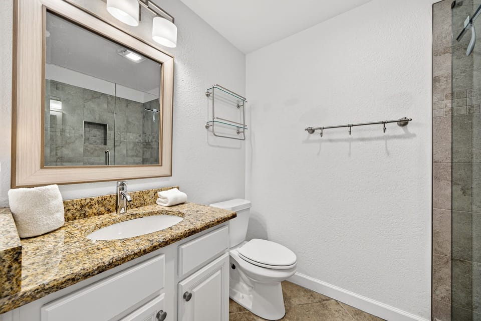 First Floor King Bathroom