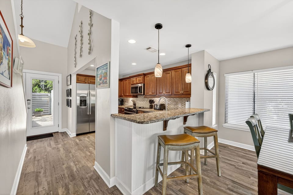 Dining Area & Kitchen