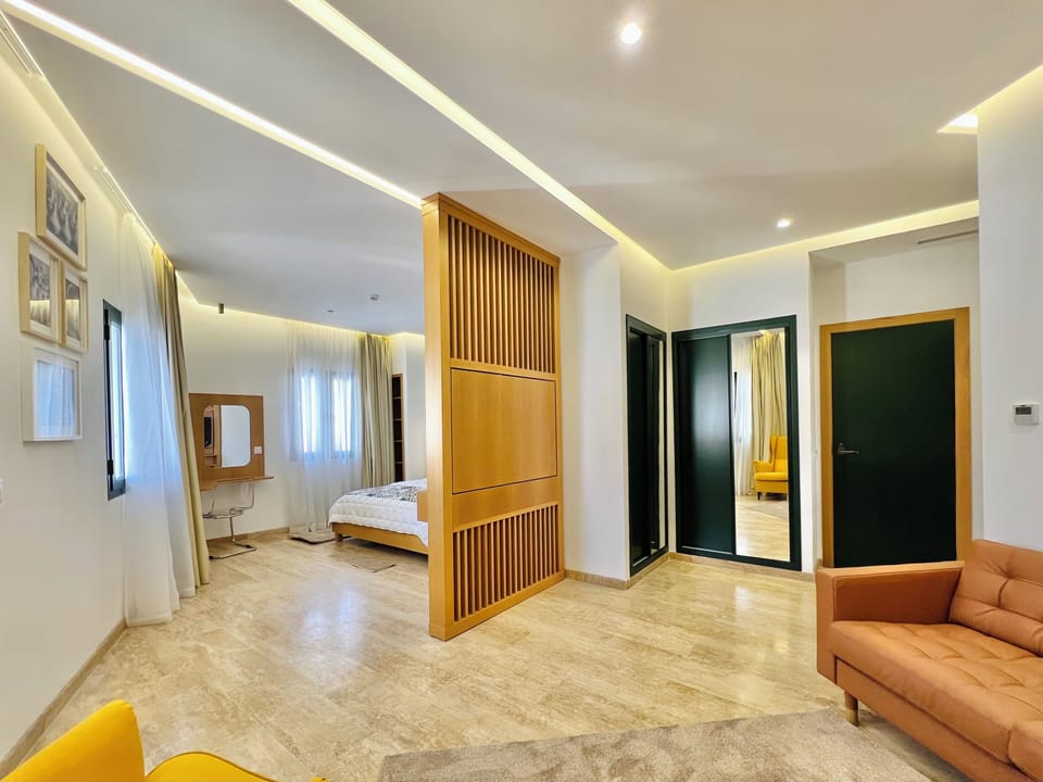 Habitación Doble con Salón | Minibar, in-room safe, desk, blackout drapes