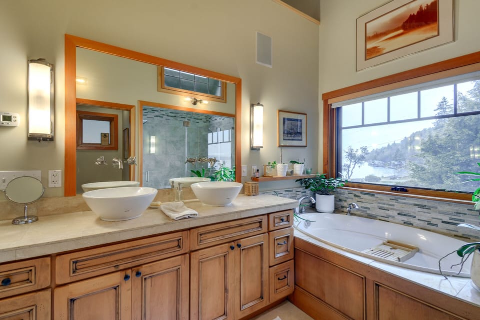 Vashon Island Retreat: Sound Views & Beach Access! Cottage in Vashon