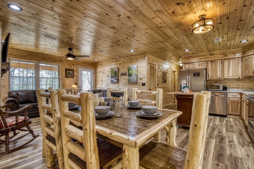 Cabin, 3 Bedrooms | Dining