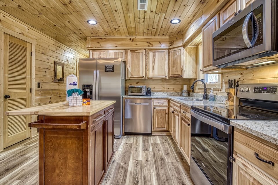 Cabin, 3 Bedrooms | Private kitchen | Coffee/tea maker, fridge, oven, toaster