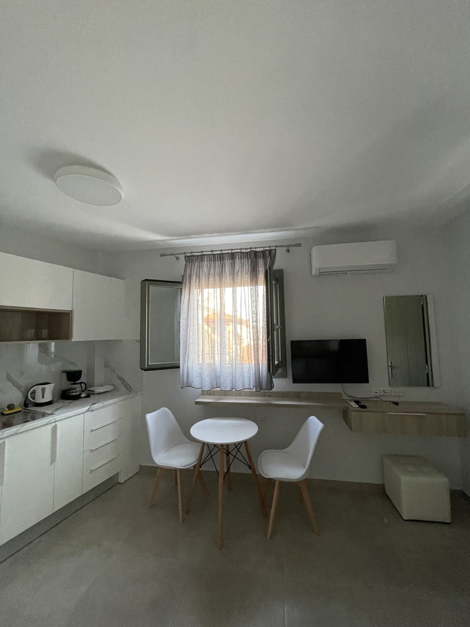 Superior Studio | Private kitchen | Fridge, electric kettle, cookware/dishes/utensils